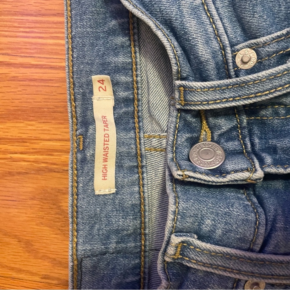 LEVI jeans high wasted taper size 26 light blue